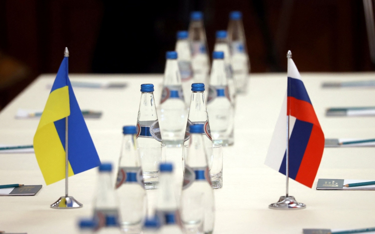 Bàn của một cuộc đàm phán Nga - Ukraine trước đây. Ảnh: Reuters.