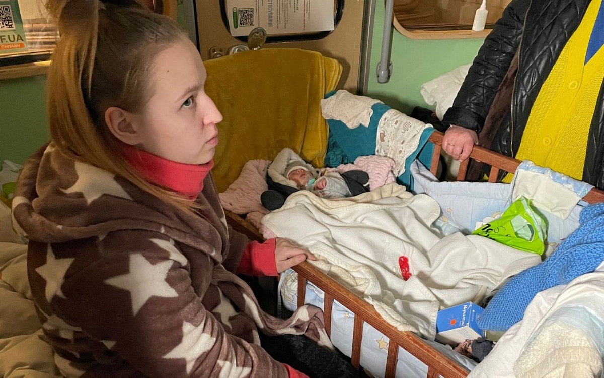 Cô Natalya Chernobay chăm sóc con trong cũi ở dưới ga tàu điện ngầm. Ảnh: Sky News./.