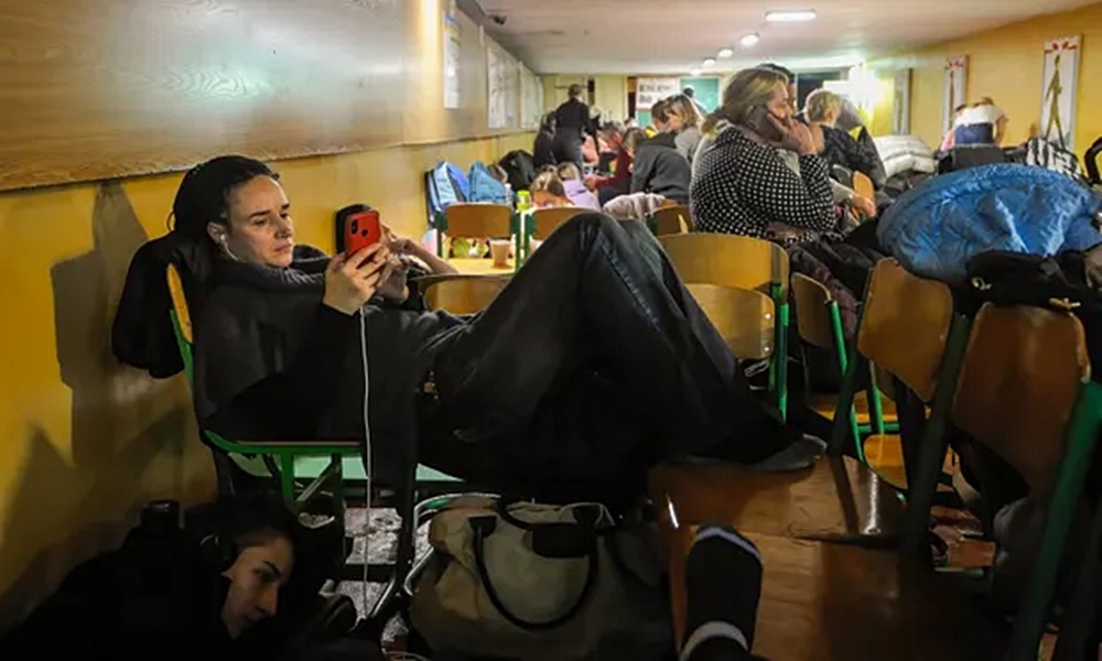 Nhiều hầm chật chội người trú ẩn như thế này. Ảnh: REX.