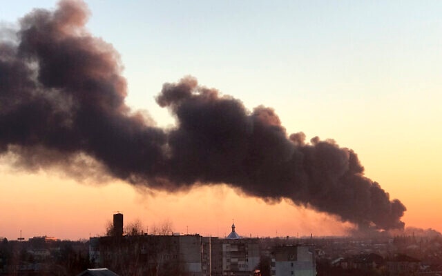 Khói bốc lên ở Lviv, miền Tây Ukraine vào tháng 3/2022. Ảnh: AP.