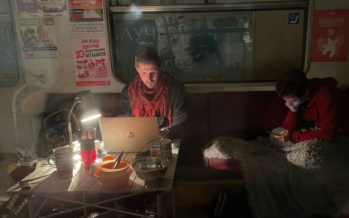 Anh Gery Korup sống bên trong 1 toa tàu trong ga tàu điện ngầm Kharkov (miền Đông Ukraine). Anh làm việc bằng một chiếc laptop kết nối internet. Toa tàu điên trở thành “văn phòng” của anh. Ảnh: Sky News.