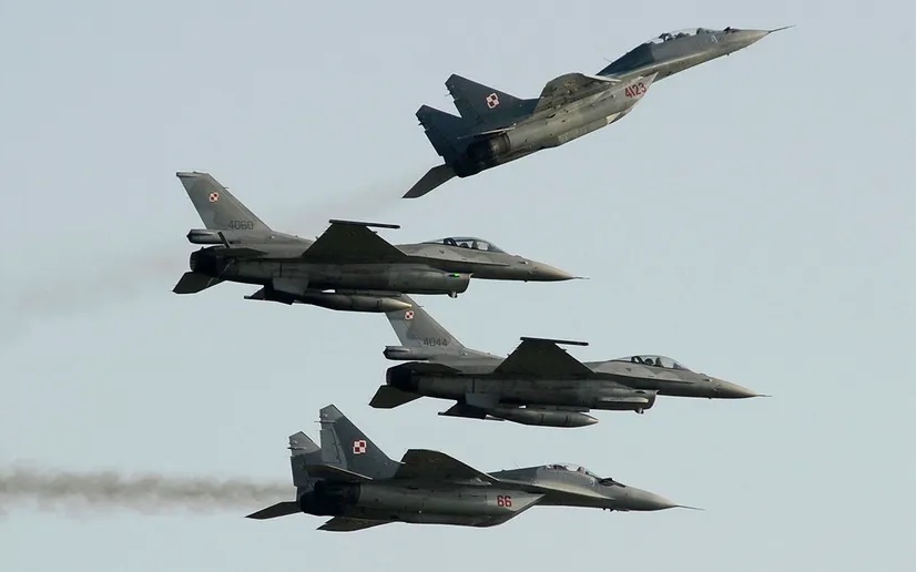 Máy bay MiG-29 và F-16. Ảnh: AP.