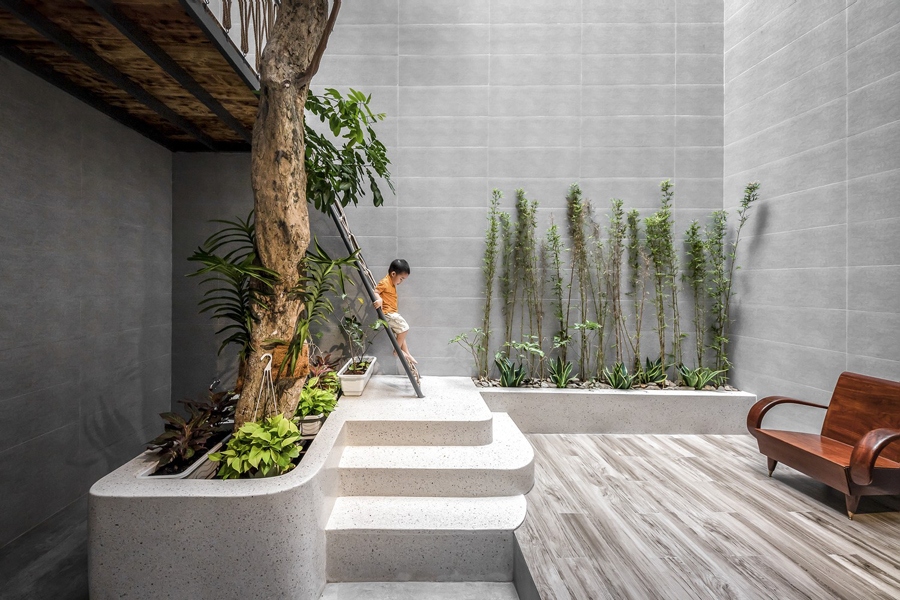 Khu vực này được thiết kế nhiều chỗ chênh cốt để cho trẻ vui chơi mà vẫn đảm bảo an toàn. Một cầu thang dây được bố trí lên hành lang tầng 2 cho trẻ leo trèo nghịch ngợm.