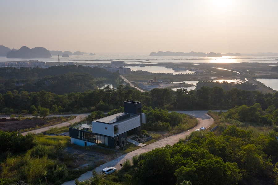 Công trình là một biệt thự nghỉ dưỡng, nằm ở TP Hạ Long, tỉnh Quảng Ninh. Ngôi biệt thự được xây trên diện tích đất 500m2, có tầm nhìn 270o nhìn ra vịnh biển Hạ Long. Trong bao cảnh một đô thị mới sẽ được xây dựng, công trình được lựa chọn phong cách kiến trúc hiện đại.