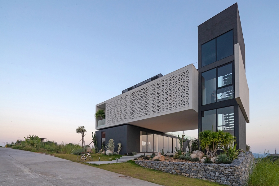 Công trình nằm trên một thế đất dốc về phía biển. Vì vậy lối tiếp cận của công trình được lựa chọn bên trục đường chính ở phía sau, còn mặt tiền của công trình mở ra phía biển để tận dụng view đẹp của cảnh quan thiên nhiên. Kiến trúc công trình được thiết kế ấn tượng với các khối vuông vức, mạnh mẽ xếp chồng lên nhau cùng các vật liệu hiện đại như bê tông, kính, thép.