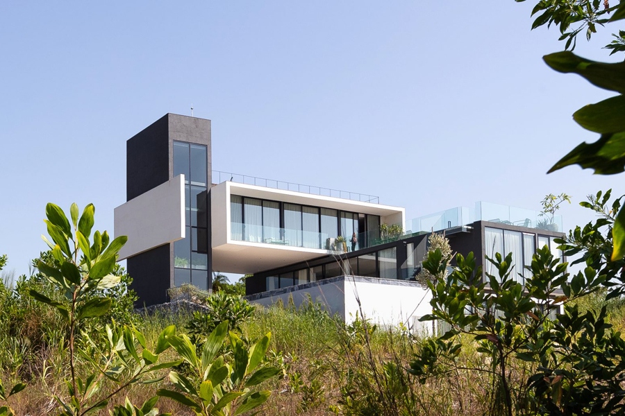 Mặt công trình hướng ra phía biển được sử dụng nhiều ô kính lớn để mở rộng không gian, tầm nhìn. Ở góc độ nào đó, kiến trúc có ảnh hưởng bởi phong cách tối giản với những đường thẳng, mảng phẳng, góc vuông, màu sắc tiết chế.