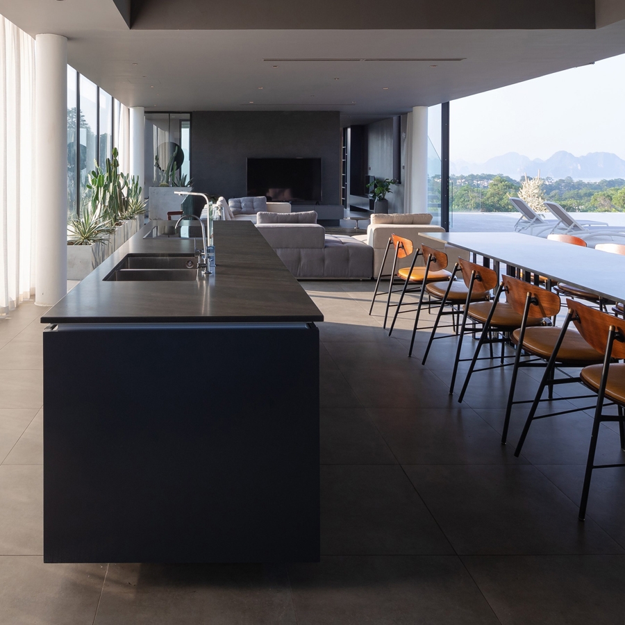 Căn nhà cung cấp một không gian công cộng mở và kết nối với bể bơi vô cực, 6 phòng ngủ, toàn bộ các không gian đều có tầm nhìn về phía biển. Không gian trung tâm là phòng khách liên thông với phòng bếp - ăn.