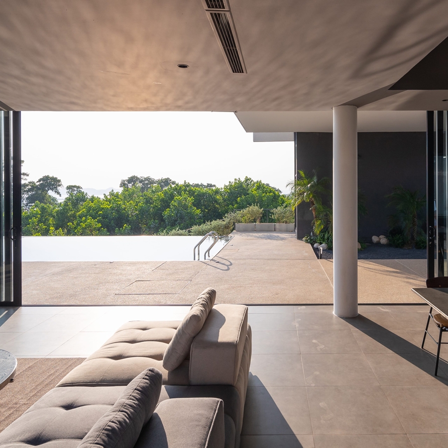 Phía bên ngoài hai không gian này là một bể bơi vô cực.