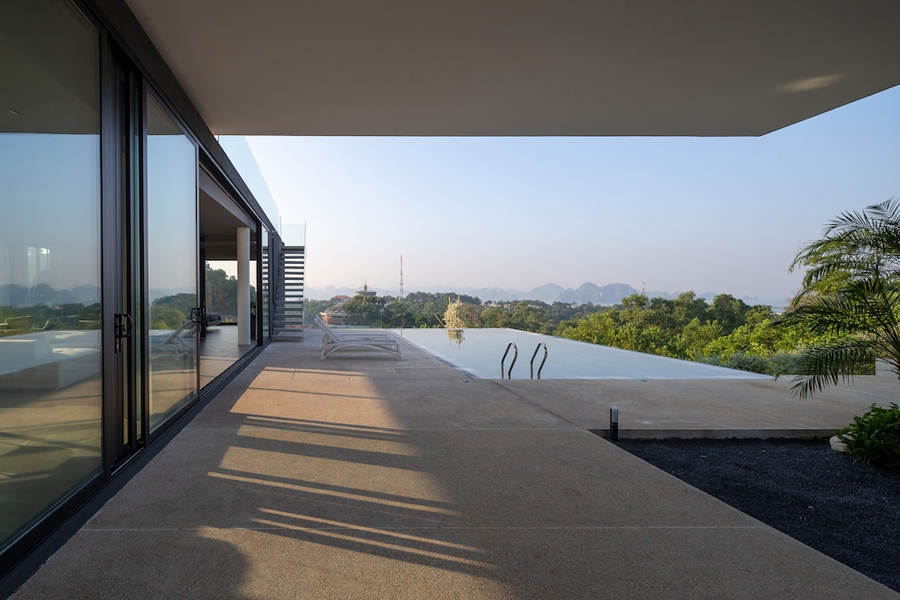 Khoảng sân rộng bên ngoài phòng khách và phòng ăn, kế bên bể bơi là nơi lý tưởng để ngắm cảnh quan vịnh Hạ Long.