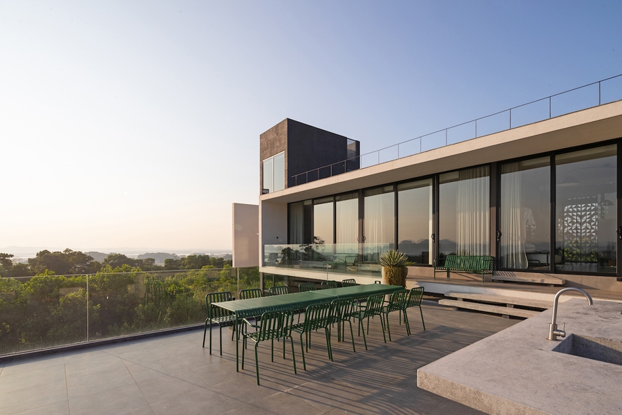 Các phòng ngủ chính nằm trong một khối kiến trúc trải dài với những ô cửa lớn mở ra phía biển. Phía trước là một sân với bếp và bàn ăn ngoài trời.