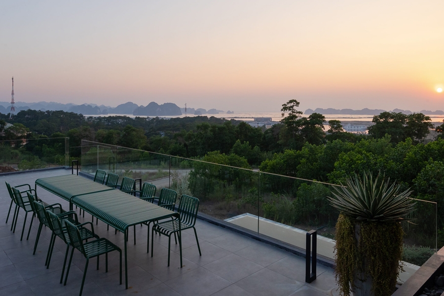 Từ đây có thể ngắm bình minh trên biển trong một không gian thiên nhiên bao la.