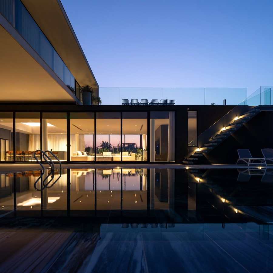 Không gian công cộng, bể bơi, khoảng sân vườn tạo nên những không gian mở, hòa lẫn vào nhau đầy cảm xúc. Kiến trúc và thiên nhiên tôn lẫn nhau tạo nên vẻ đẹp đầy quyến rũ.