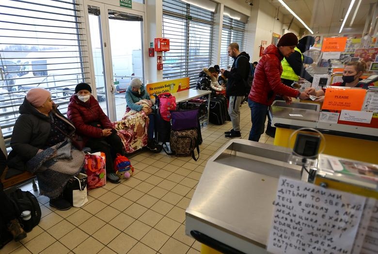 Người dân Ukraine trú ẩn trong một siêu thị sau khi băng qua biên giới từ Ukraine sang Ba Lan, tại trạm kiểm soát biên giới ở Medyka, Ba Lan. (Ảnh: Reuters)