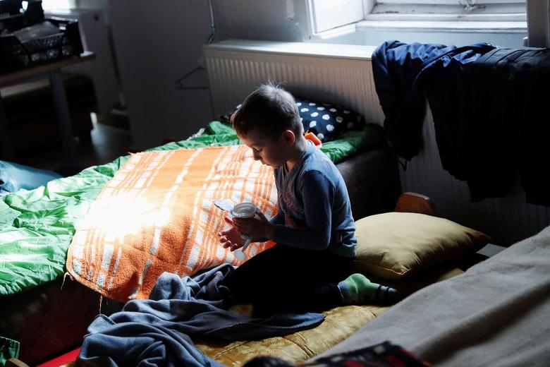 Một bé trai tại nơi trú ẩn dành cho người tị nạn ở Beregsurany, Hungary. (Ảnh: Reuters)