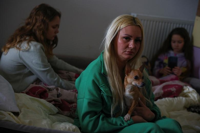 Kateryna Stoyanova cùng hai người con gái mang theo một chú chó khi đi di tản. Đối với Stoyanova, đây không phải là lần đầu tiên cô phải chạy trốn khỏi một cuộc xung đột ở Ukraine. Năm 2014, Stoyanova cũng sơ tán khỏi Donbass để thoát khỏi các cuộc giao tranh khi phe ly khai do Nga hậu thuẫn giành quyền kiểm soát phía Đông. (Ảnh: Reuters) 