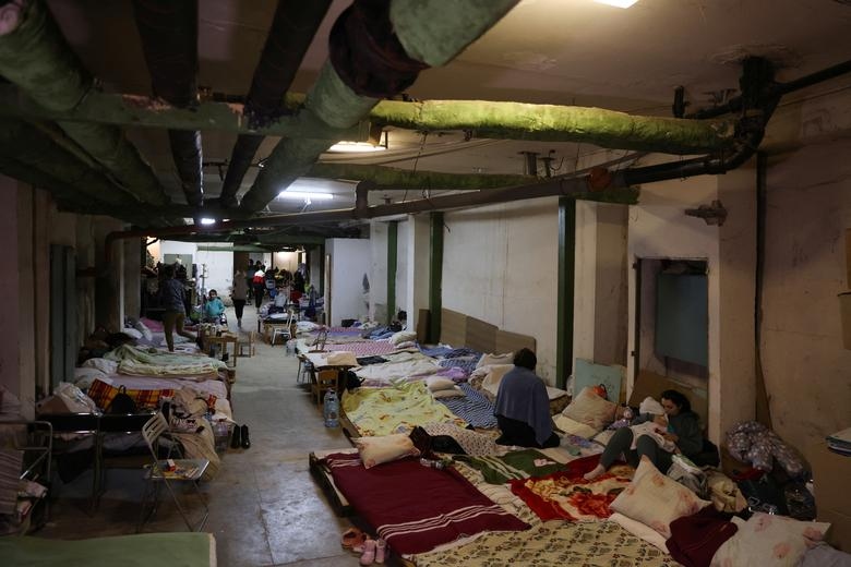 Những đứa trẻ đang được điều trị, cha mẹ và nhân viên y tế ở tại một trong những nơi trú ẩn của Bệnh viện Nhi đồng Okhmadet ở Kiev, Ukraine. (Ảnh: Reuters)