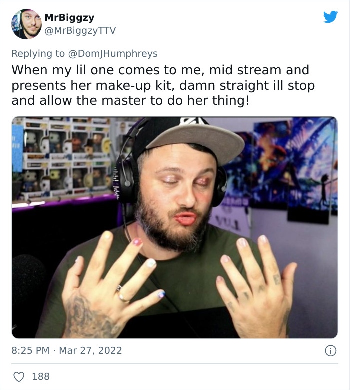 Đầy đủ các bước trang điểm: mắt, môi, má hồng và sơn móng tay.