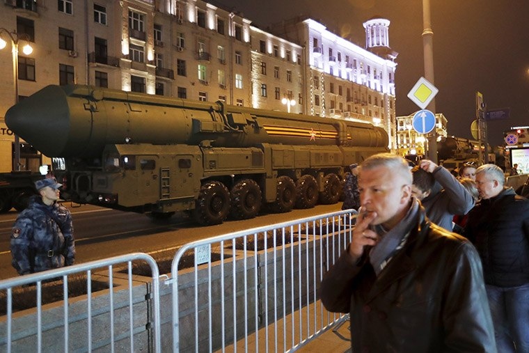 Một hệ thống tên lửa đạn đạo di chuyển dọc phố Tverskaya tới Quảng trường Đỏ.