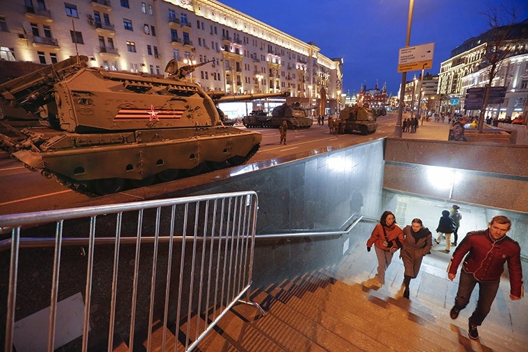 Lễ duyệt binh năm nay sẽ có xe quân sự Typhoon, xe chiến đấu bộ binh BMP-2, BMP-3 và Kurganets-25, xe tăng T-72BZM, T-90M "Proruv" và T-14 Armata, tên lửa tác chiến Iskander-M, pháo tự hành Msta-S, MLRS Tornado-G, hệ thống phòng không Tor-M2, Buk-MZ và S-400 Triumph, thiết bị của quân dù và tên lửa chiến lược, robot xung kích Uran-9 đặt trên xe tải.