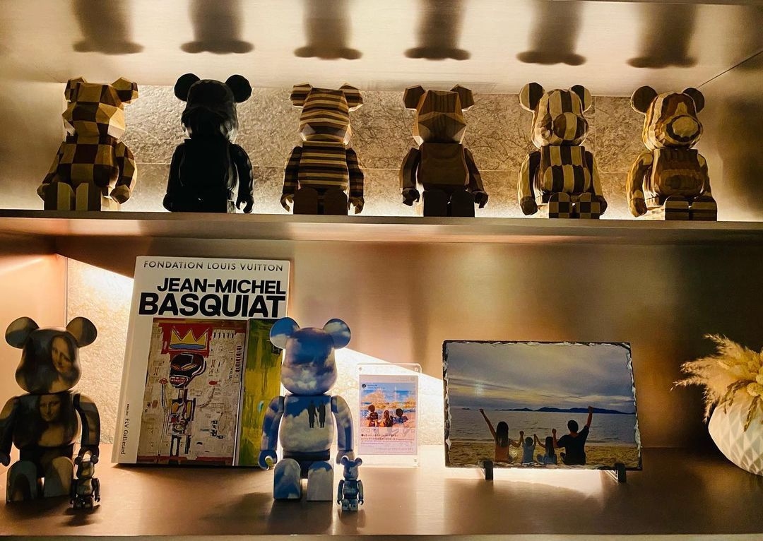 Bộ sưu tập bearbricks của nam ca sĩ.