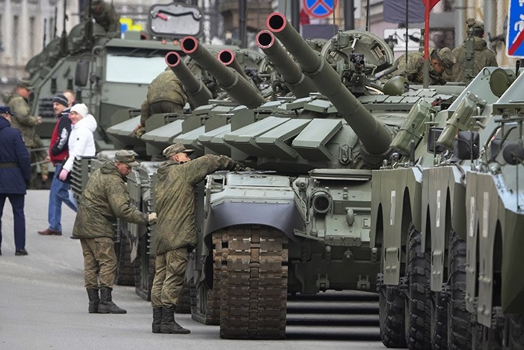 Các binh sỹ Nga đang kiểm tra xe tăng trước lễ tổng duyệt tại Quảng trường Dvortsovaya ngày 28/4.