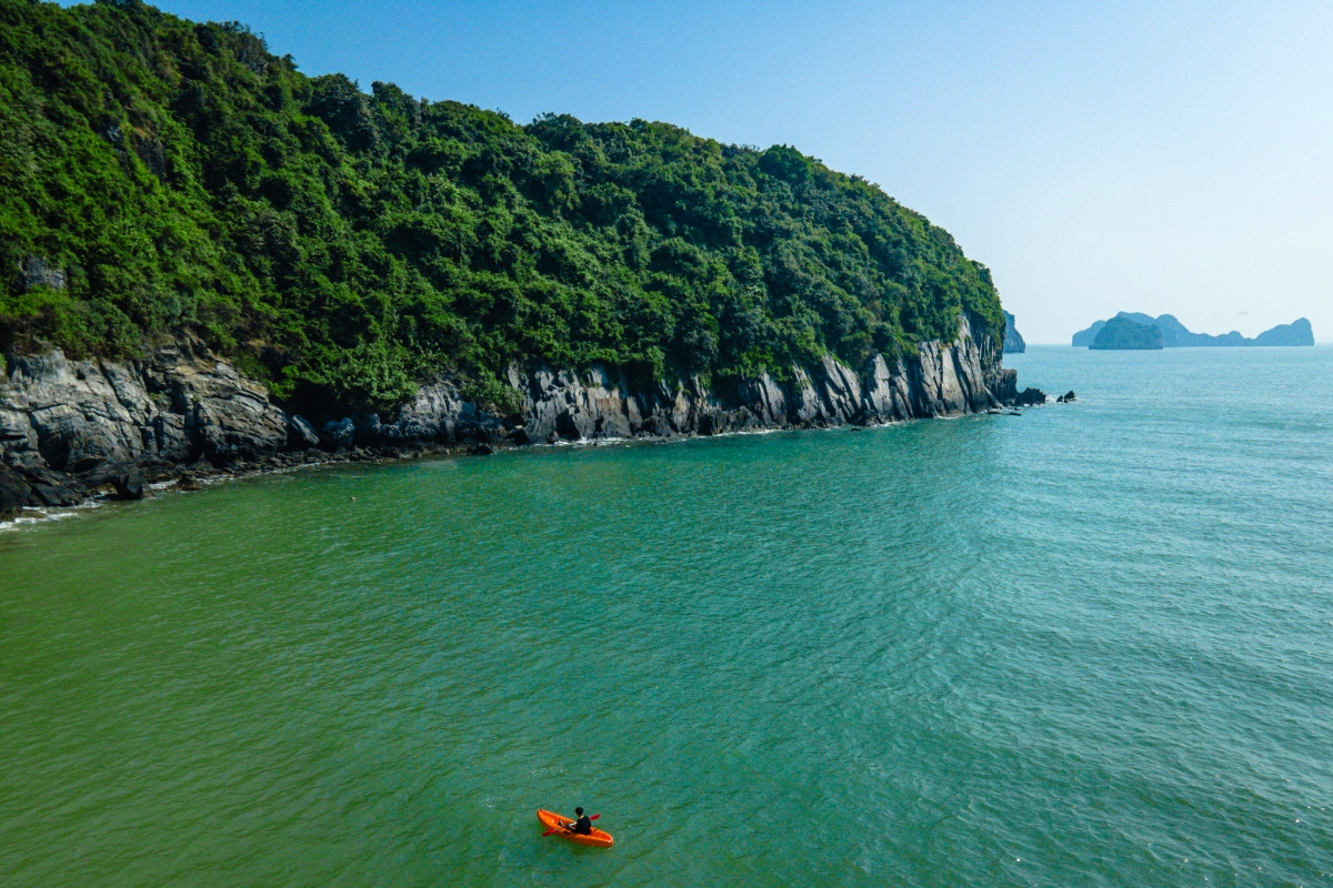 Chèo thuyền kayak phám phá thiên đường biển đảo là một trong những hoạt động thú vị nhất ở vịnh Lan Hạ.