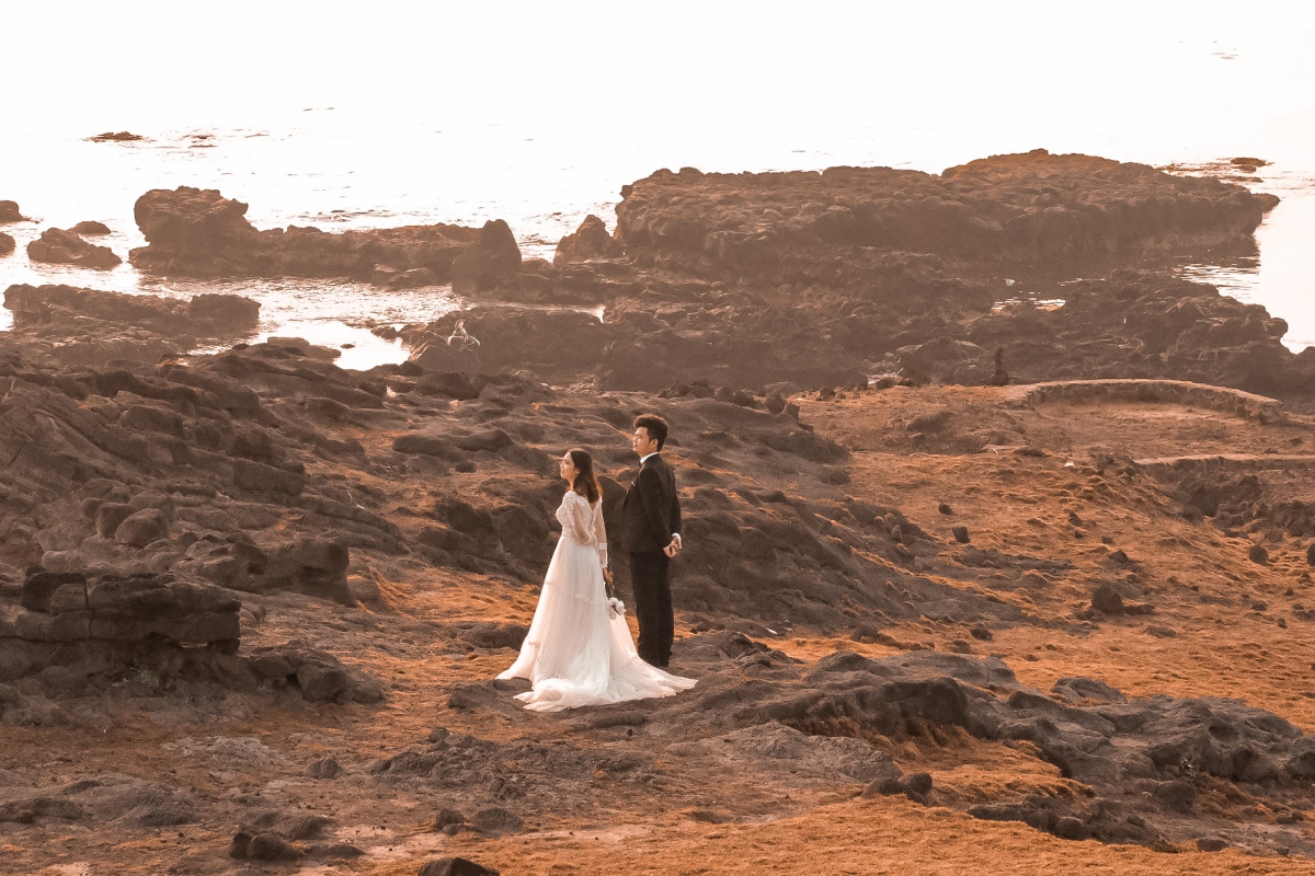 "Phong tục đặc trưng ở đảo Phú Quý là chỉ cần nhà trai đến 'nói chừng' cho nhà gái rồi đi đăng ký kết hôn, vậy là coi như 2 bên đã trở thành vợ chồng rồi. Trước kia chỉ có một số cán bộ mới tổ chức cưới hỏi, còn lại người dân bình thường thì chỉ cần nhà trai 'đi nói chừng' là được" – anh Châu Đức Chính chia sẻ.