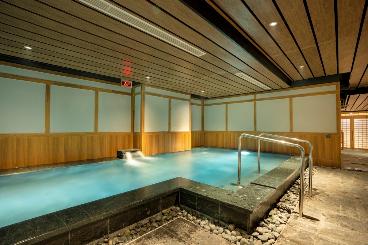 Hệ thống 7 bể tắm của Ruriko Onsen bao gồm bể tắm tráng, bể ngâm khoáng hoàn nguyên, bể sục Jacuzzi, bể sục bọt khí Nano, bể ngâm toàn thân, bể ngâm chân kết hợp và bể ngâm lạnh.