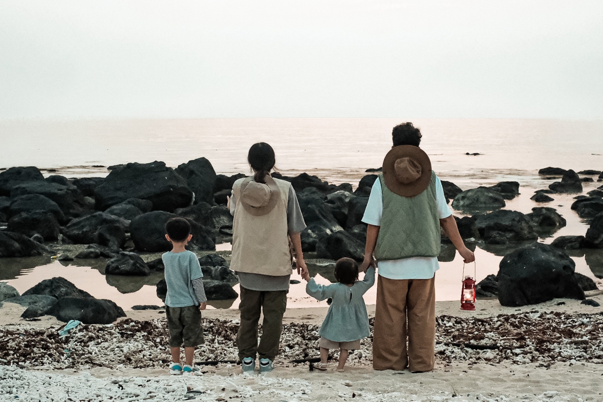 Cặp đôi 9x Châu Đức Chính và Đỗ Thị Liễu sinh ra và lớn lên tại đảo Phú Quý (tỉnh Bình Thuận). Là vợ chồng được 6 năm nhưng lúc kết hôn hai người không làm đám cưới rình rang và cũng không có bộ ảnh cưới nào, do tập tục trên đảo Phú Quý khi kết hôn không cần phải tổ chức cưới hỏi.