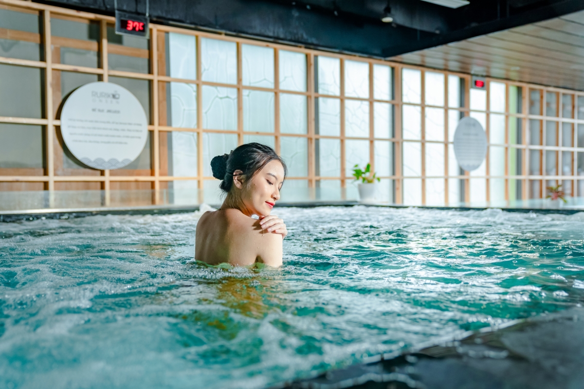 Trải nghiệm tắm khoáng nóng Onsen giúp tinh thần thoải mái, giải tỏa căng thẳng.