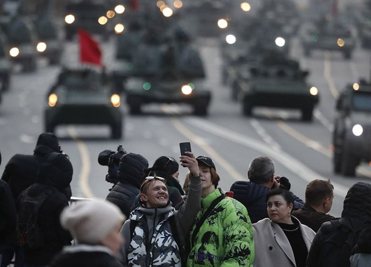 Người dân hào hứng đổ ra đường phố ở Moscow để xem buổi tổng duyệt.