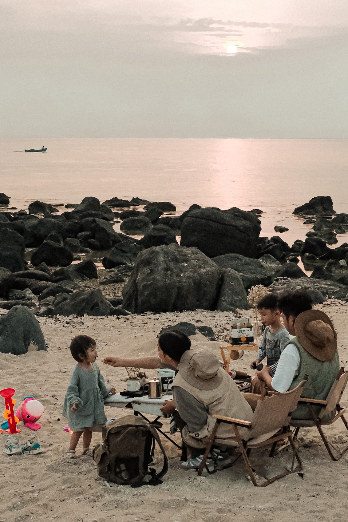 Sau 6 năm kể từ khi kết hôn, Châu Đức Chính đã là ông bố 2 con. Anh Chính cho biết nhiều năm nay đi chụp ảnh cưới và làm MV cưới cho các cặp đôi, nhìn thấy họ hạnh phúc khiến bản thân anh cũng ao ước được trải qua những cảm xúc đó.