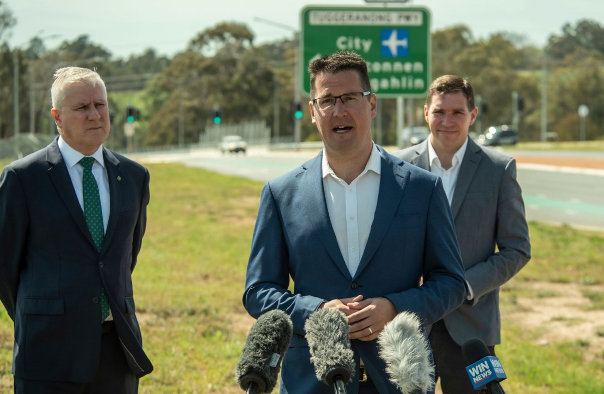 Thượng nghị sĩ Zed Seselja (giữa) - Bộ trưởng Phát triển quốc tế và Thái Bình Dương của Australia. Ảnh: Canberra Weekly