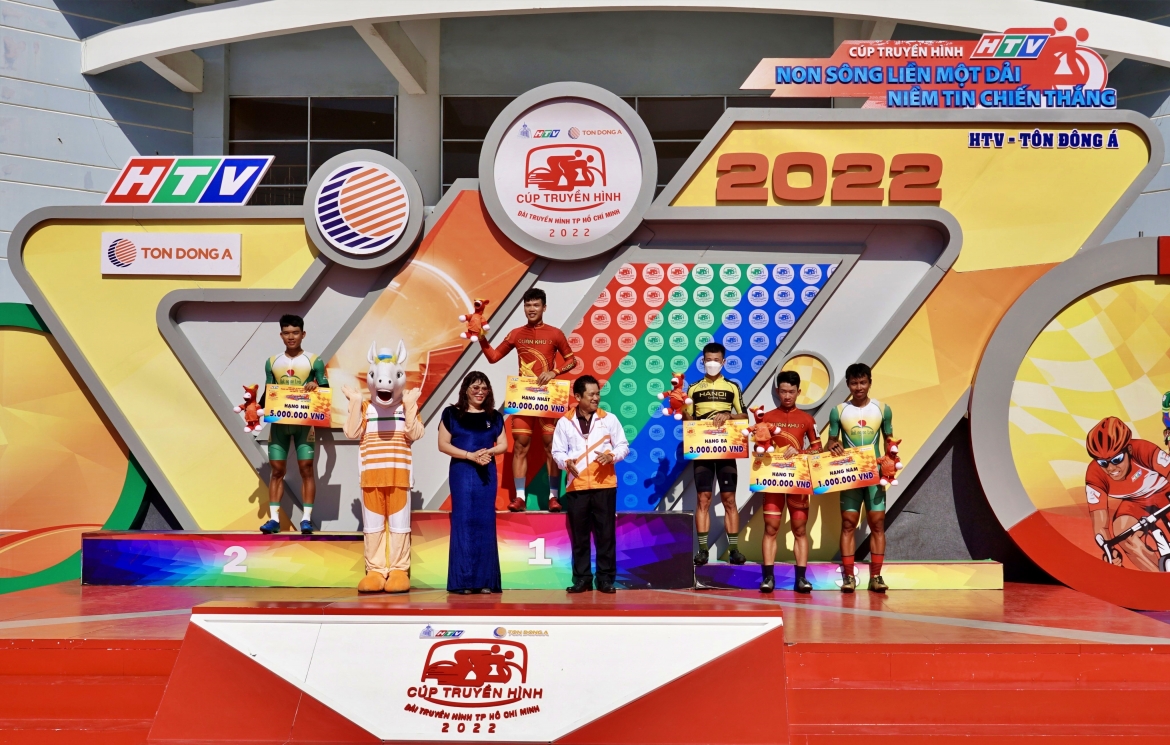 Bà Bùi Thị Thu Thủy - Giám đốc và ông Lê Huy Hoàng đại diện Công ty TNHH Một thành viên Hoàng Phát-Út, nhà phân phối của Tôn Đông Á trao thưởng cho 5 tay đua về đầu chặng 18.