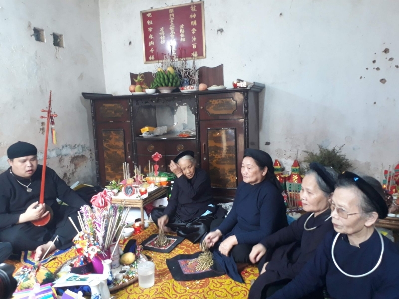 Thầy then làm lễ cúng mẹ Hoa (bà Mụ) trong lễ đầy tháng của trẻ em.