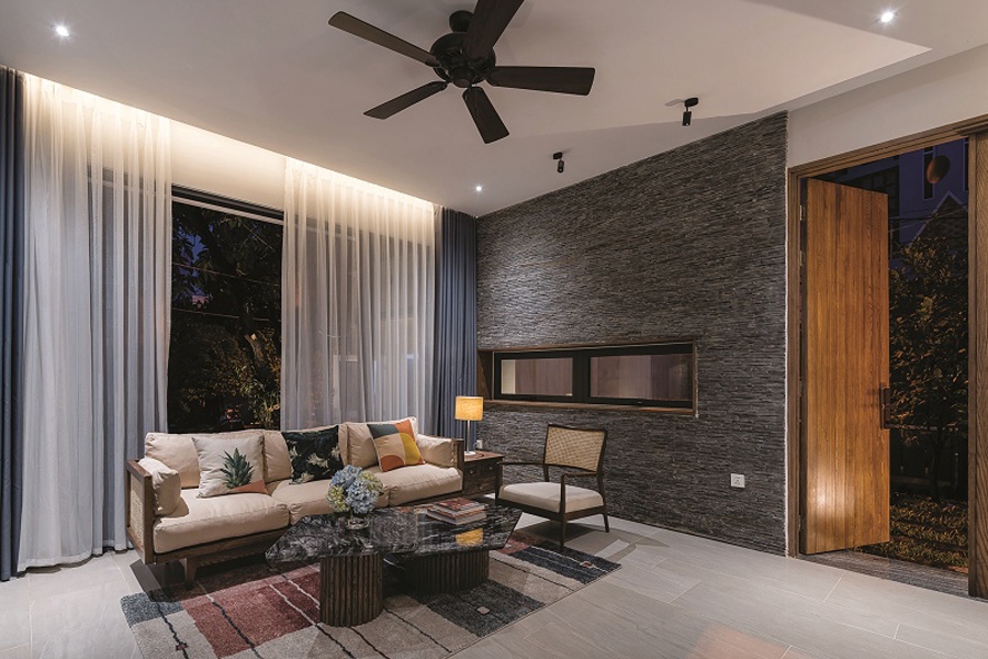 Phòng khách được đặt ở gian phía ngoài tầng 1. Đây cũng là nơi sinh hoạt chung của gia đình gồm ông bà, bố mẹ và con cháu.