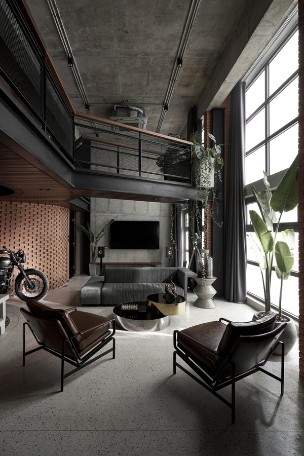 Các kiến trúc sư đã chọn phong cách công nghiệp đậm chất “rock” để thiết kế hoàn thiện công trình. Ban đầu đây là một căn hộ có trần khá cao; nên một trong những giải pháp kiến trúc được đưa ra là cấy thêm một gác lửng để tăng diện tích sử dụng.