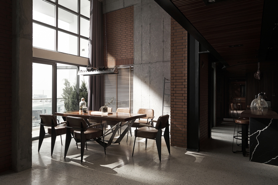 Phần gác lửng không chiếm toàn bộ diện tích mà chừa lại nhiều khoảng thông tầng, tạo sự thông gió và thoáng đãng trong không gian.