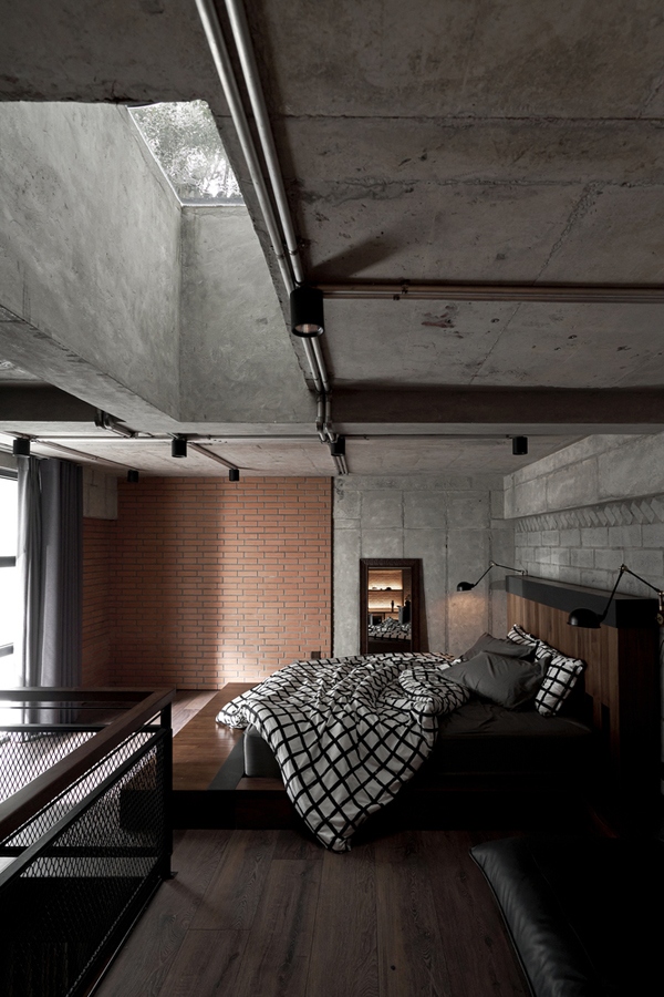 Tầng lửng có phòng ngủ chính, 1 phòng ngủ nhỏ, một góc làm việc và một quầy bar. Còn lại là những khoảng thông tầng đan xen đầy ngẫu hứng.