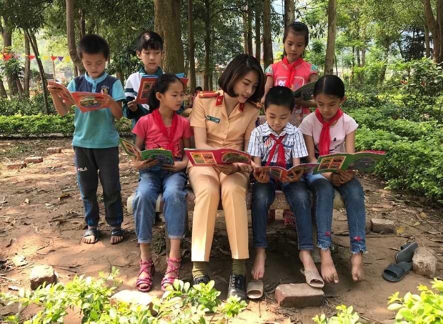 Nụ cười rạng rỡ, sự tận tâm trong thực hiện nhiệm vụ, hết lòng hỗ trợ khi người dân cần... đã làm cho hình ảnh người chiến sỹ công an thêm gần dân, sát dân