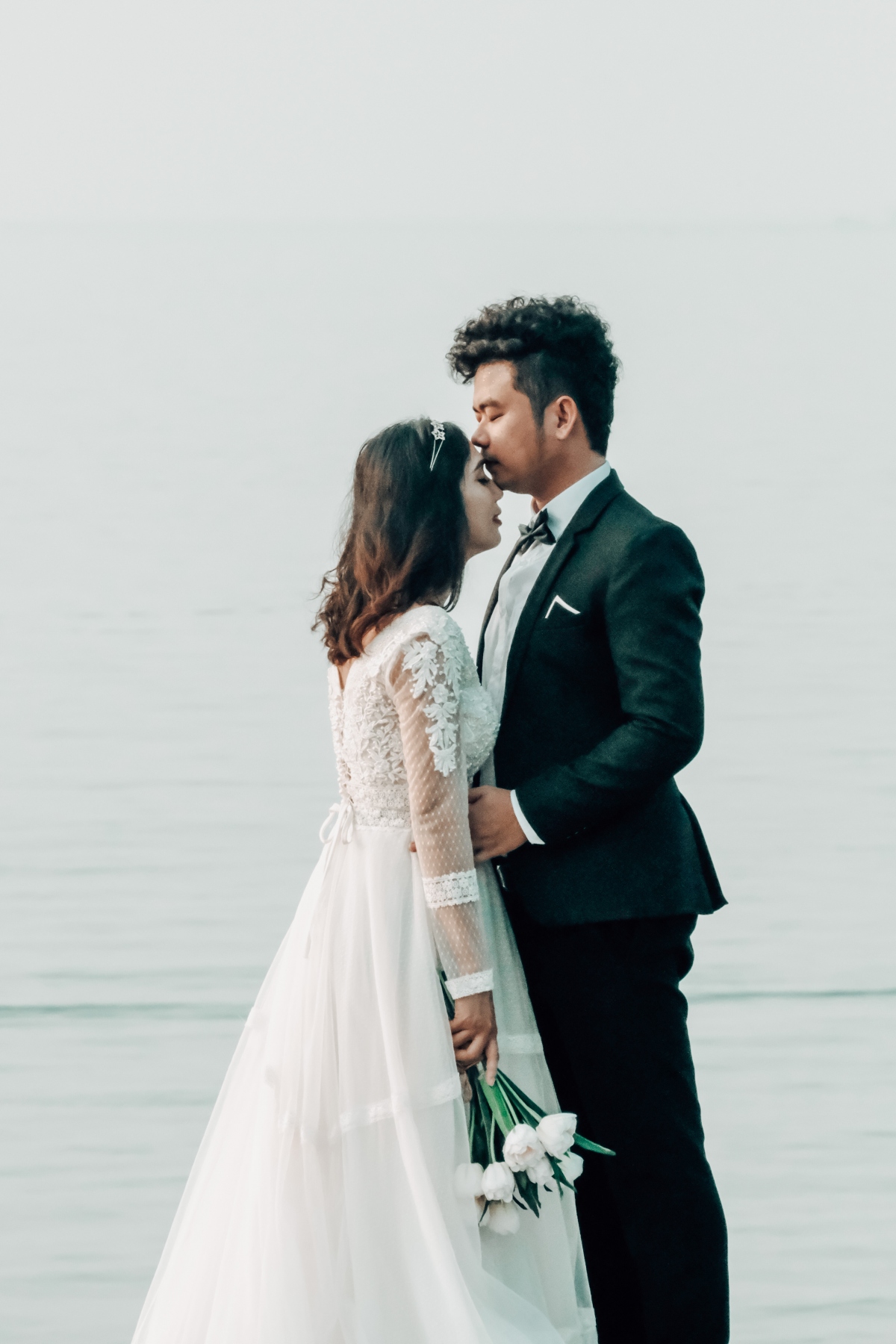 Không chỉ chụp làm kỉ niệm, anh Châu Đức Chính hi vọng bộ ảnh của gia đình mình có thể góp phần thay đổi cách nhìn nhận của bà con trên đảo và cổ vũ tinh thần những đôi vợ chồng, dù không tổ chức đám cưới cũng nên có cho mình một album ảnh cưới.