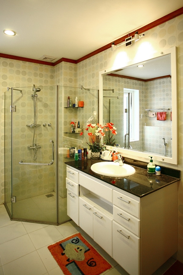 Gương có khung được thiết kế đồng bộ với tủ bàn chậu.