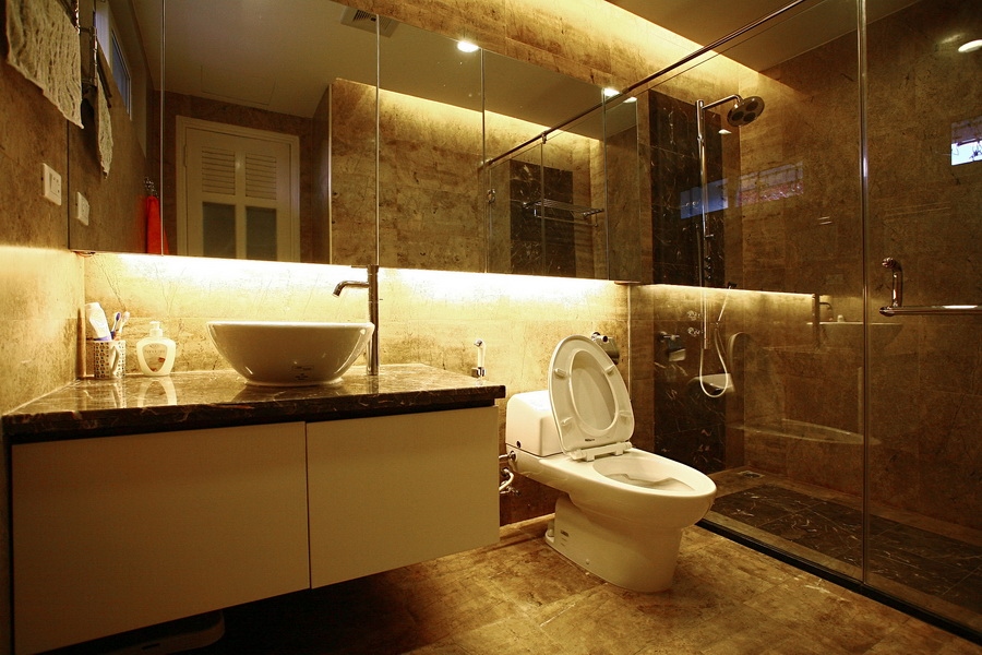 Gương cũng là mặt tủ để đồ, và hệ thống tủ - gương này kiêm thêm nhiệm vụ chiếu sáng trang trí.