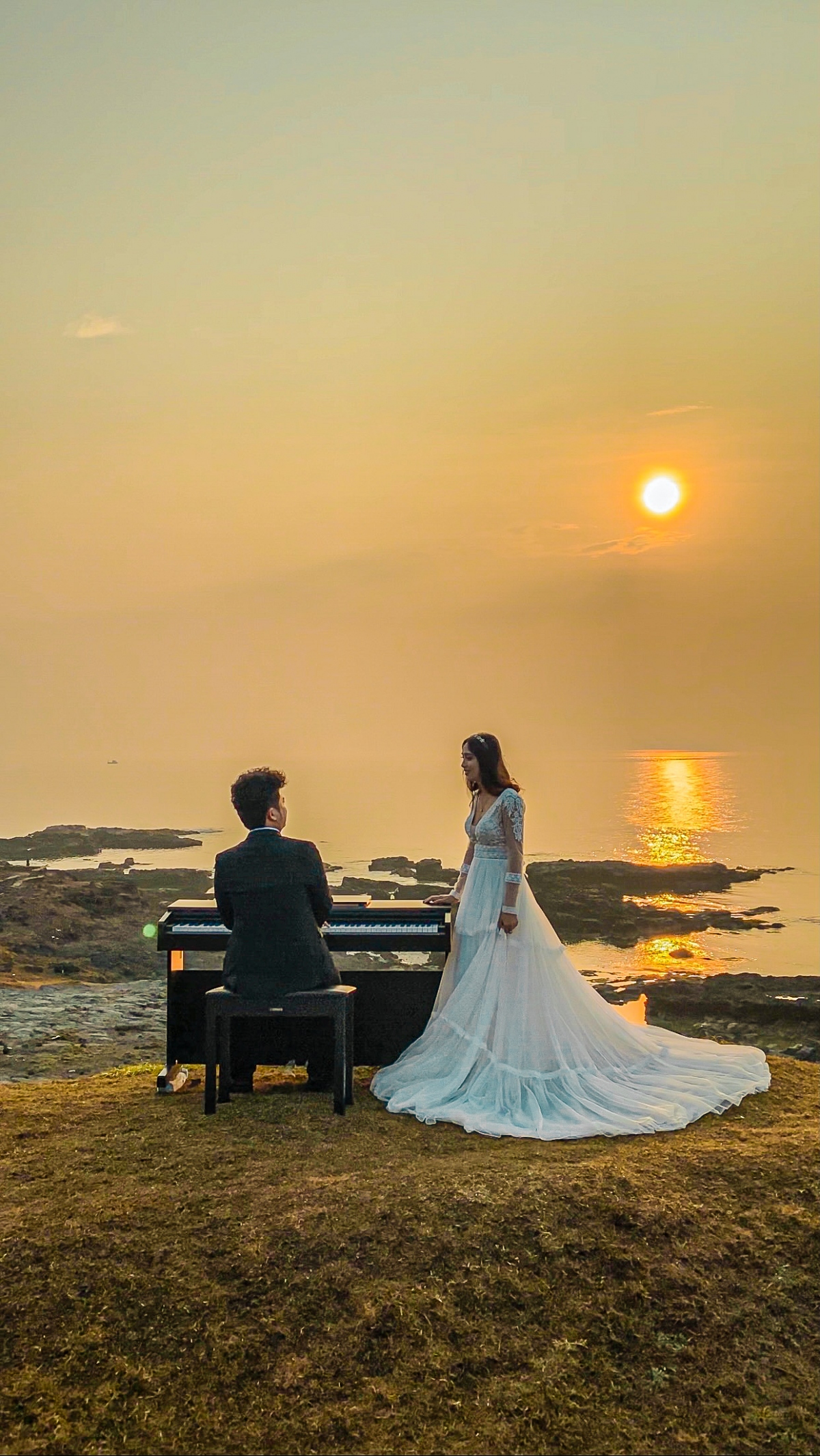 Cặp đôi 9x thực hiện bộ ảnh cưới đầu tiên sau 6 năm kết hôn, chính tại hòn đảo xinh đẹp mà họ đã sinh ra và lớn lên. Những đạo cụ của bộ ảnh toàn bộ đều của nhà tự sắm và sử dụng luôn (đồ cắm trại, đàn piano…), còn nhiếp ảnh gia là một người bạn của gia đình.