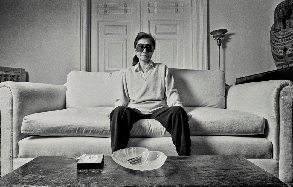 Nghệ sĩ Yoko Ono sinh sống ở tòa nhà Dakota, NewYork. Bức ảnh này được bà chụp năm 1980, một năm sau ngày chồng bà - danh ca John Lennon bị ám sát.