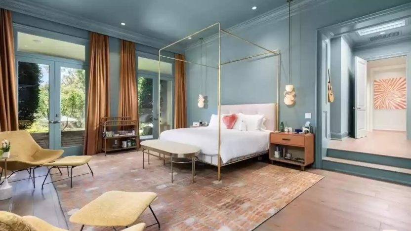 Phòng ngủ được thiết kế trang nhã với màu xanh lam, mang lại cảm giác dễ chịu, thoải mái.