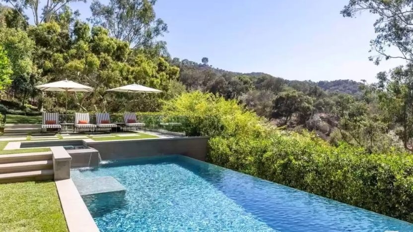 Khuôn viên bao gồm một hồ bơi vô cực được bao quanh bởi sân trong và khu vực tiếp khách sang trọng.