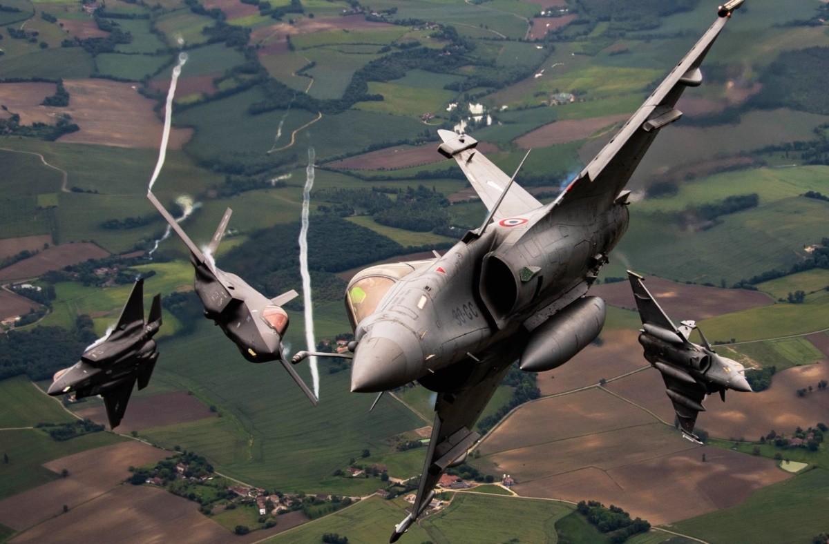 Máy bay quân sự của Mỹ và Pháp bay trên bầu trời Pháp trong một cuộc tập trận chung năm 2021. Ảnh: Không quân Mỹ.