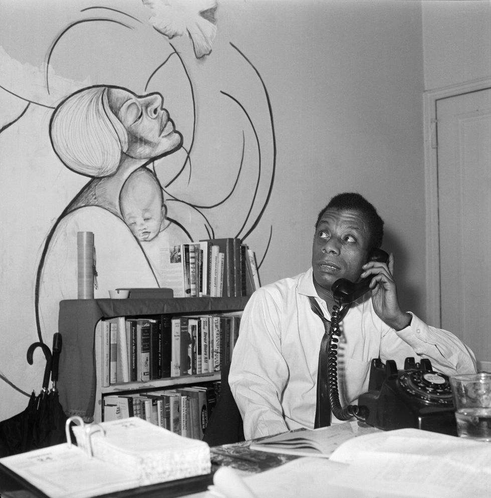 Nhà văn James Baldwin sinh ra và lớn lên ở Harlem nhưng dành cả phần đời tại New York. Bức ảnh được chụp năm 1963 khi ông đang xuất bản "The Fire Next Time".