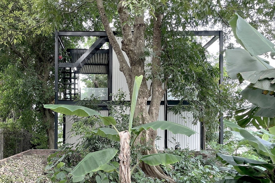 Công trình có quy mô nhỏ, với diện tích xây dựng là 64m2 trên diện tích đất 84m2, 2 tầng, trong một bao cảnh nhiều cây xanh hiện hữu, trong đó có cả những cây cổ thụ lâu năm. Quan điểm của nhóm thiết kế là giữ gìn hệ sinh thái tự nhiên, đưa công trình hòa nhập cùng thiên nhiên.